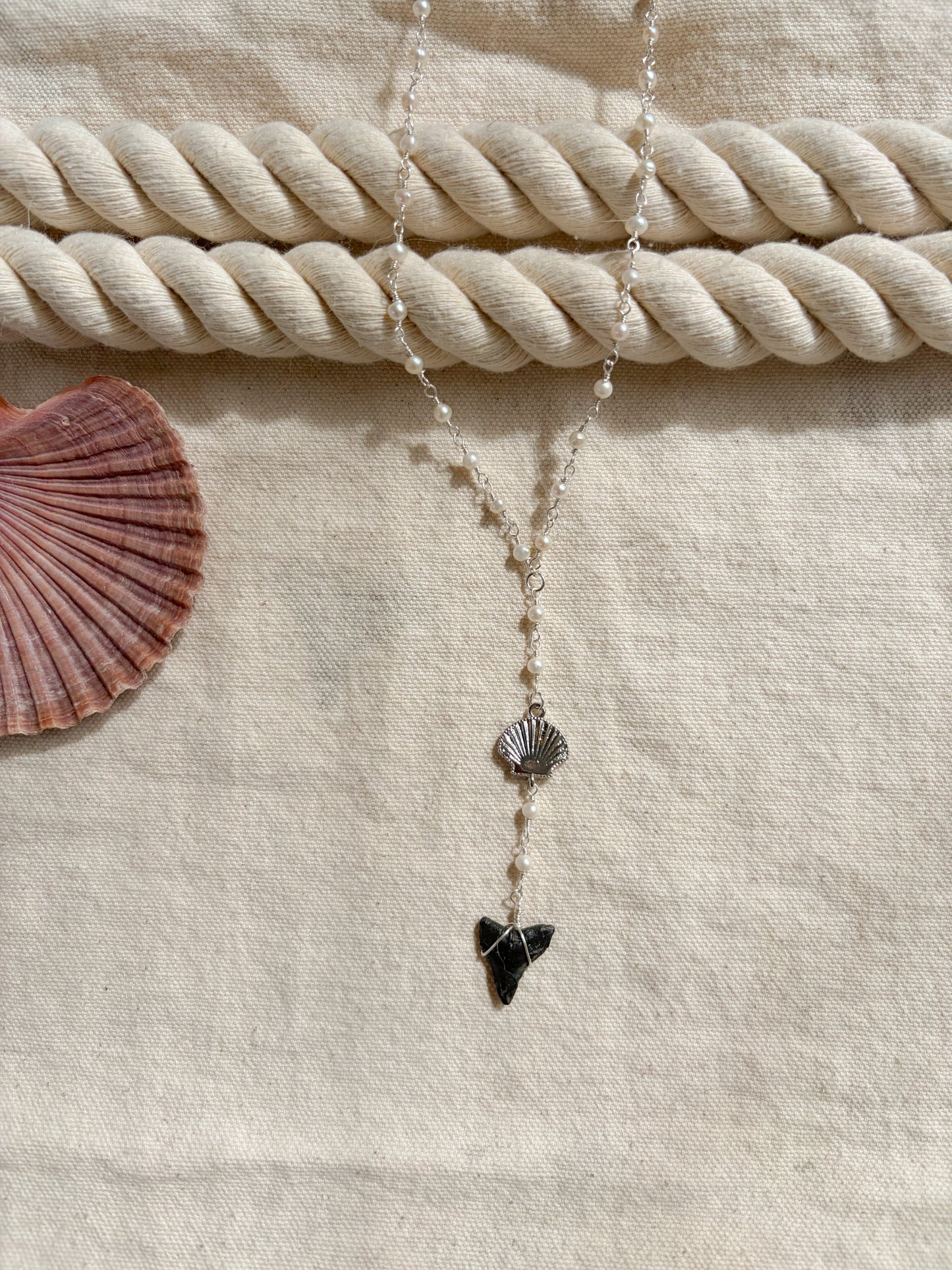 Tidal Keepsake – Silver Shell & Shark Tooth Necklace (Pearl Drop, 20”)