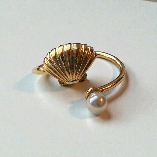 Solène Pearl Ring | Gold Scallop Shell–Inspired Ring with Freshwater Pearl
